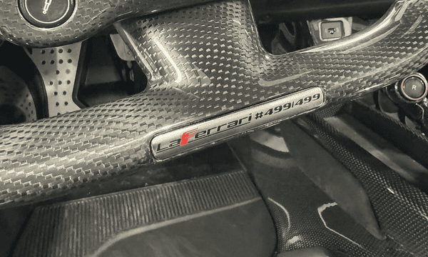 Plaqueta no volante da última Ferrari LaFerrari produzida