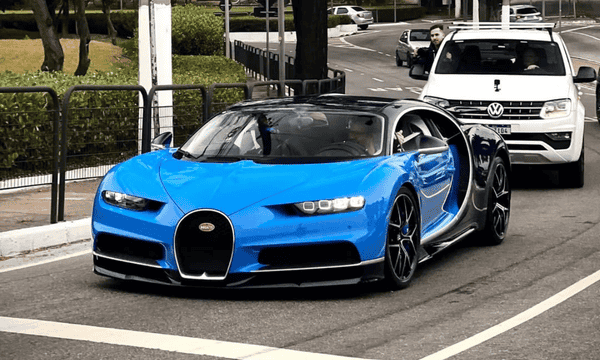 Bugatti Chiron Sport French Racing Blue circulando em São Paulo