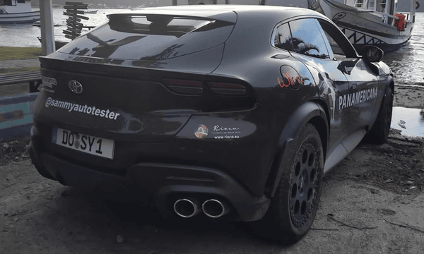 Ferrari Purosangue com placa da Alemanha em solo brasileiro