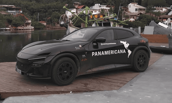 Ferrari Purosangue com placa da Alemanha na Barra da Lagoa, Florianópolis