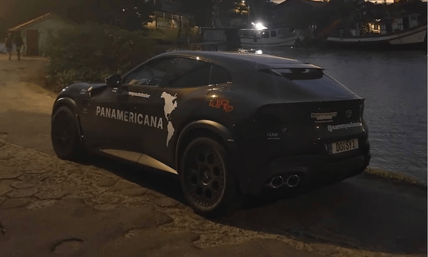 Ferrari Purosangue com placa da Alemanha na Barra da Lagoa