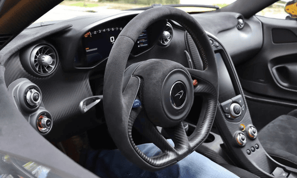 Interior da McLaren P1 chassi #284