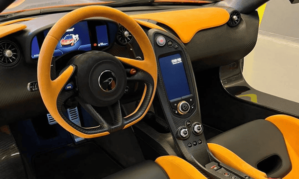 Interior da terceira McLaren P1 do Brasil