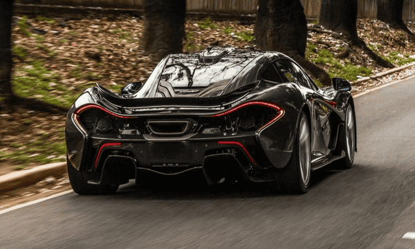McLaren P1 na cor Graphite Grey no Brasil