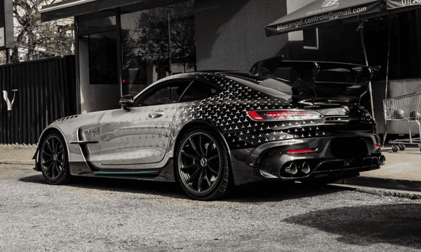 Mercedes-Benz AMG GT Black Series P One Edition na cor High-Tech Silver Metallic