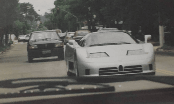 Bugatti EB110 flagrado em São Paulo na década de 90