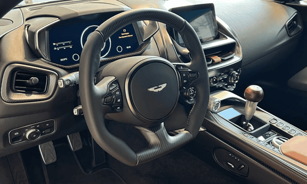 Interior do Aston Martin Valour